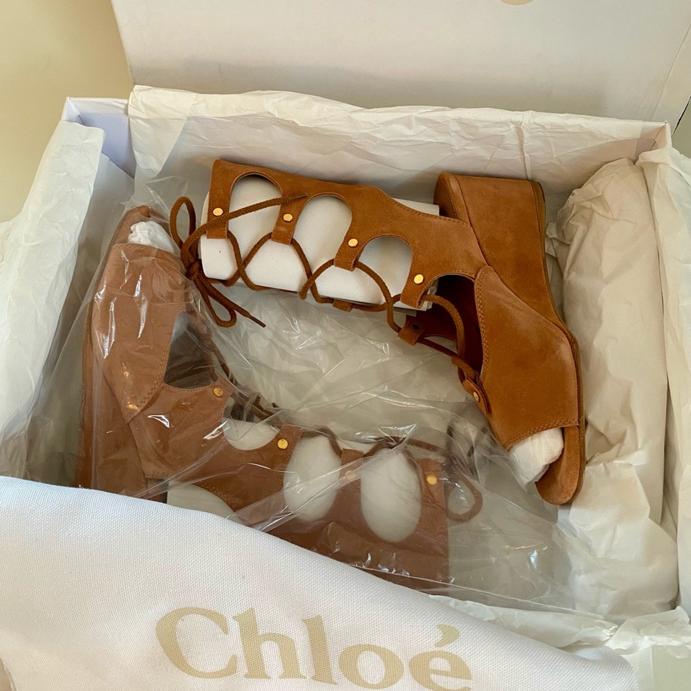 NWT CHLOE TAN SUEDE LACE UP WEDGE RUNWAY GLADIATOR SANDAL - Picture 15 of 16